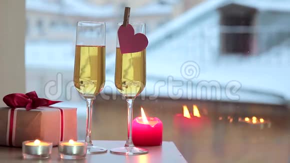 两杯起泡葡萄酒和情人节礼物视频的预览图