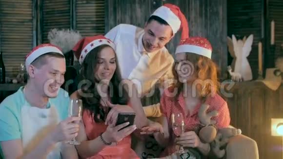 一群人朋友用智能手机装饰圣诞树视频的预览图