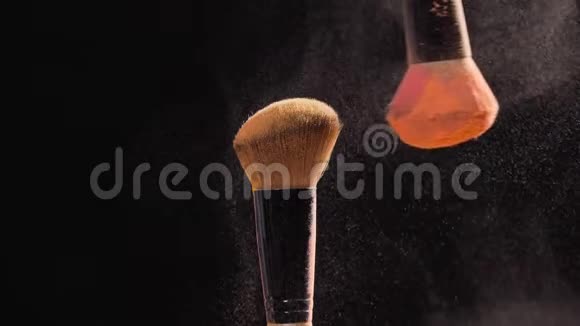 化妆和美容观念橙粉化妆刷视频的预览图