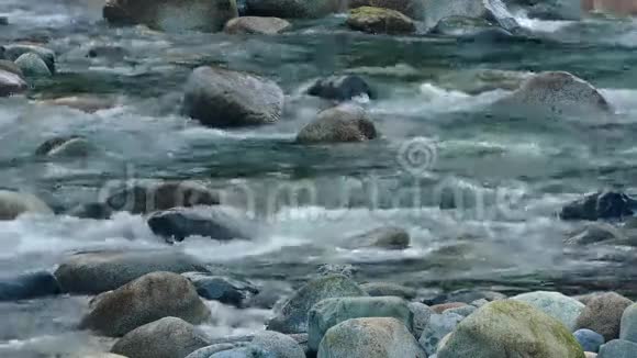 河流急流越过五颜六色的岩石视频的预览图