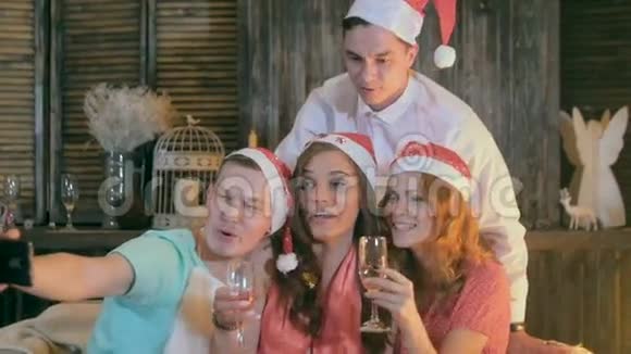 快乐的朋友自拍圣诞节庆典朋友们在圣诞树附近玩得开心笑着鬼脸视频的预览图