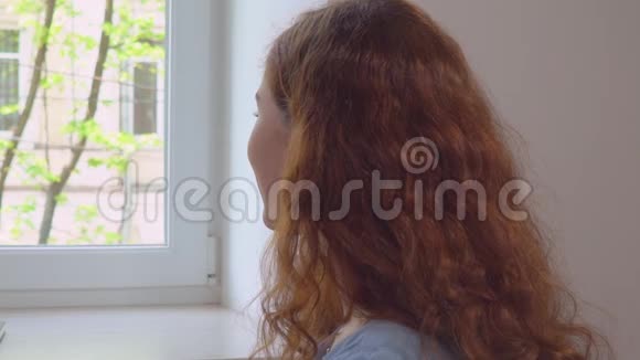 红头发的女脸紧贴室内视频的预览图