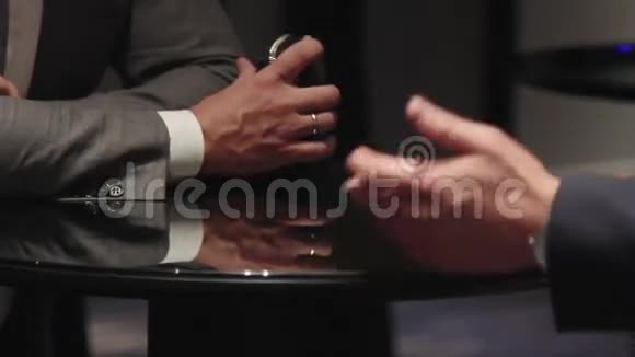 人们手中的手势商务套装在餐桌上交流视频的预览图