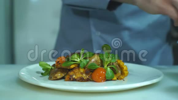 厨师整理和装饰他准备的食物一盘猪肉和蔬菜视频的预览图