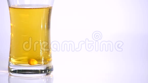一杯白色背景上有坚果排空的啤酒近点视频的预览图