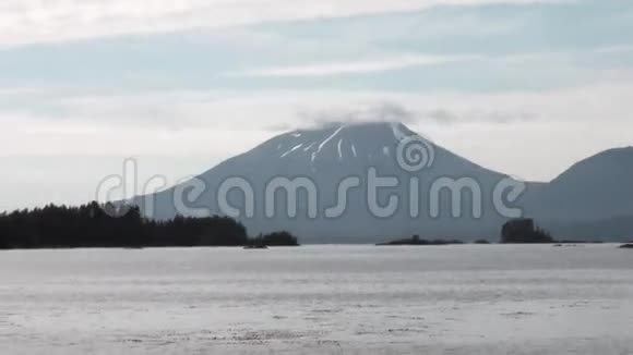 令人惊叹的景观阿拉斯加的群山和平静的水背景上的海波视频的预览图
