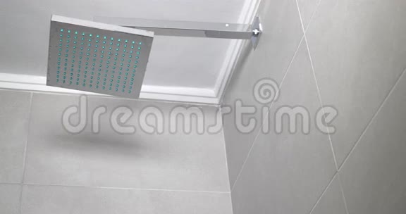 浴室里有工作淋浴视频的预览图