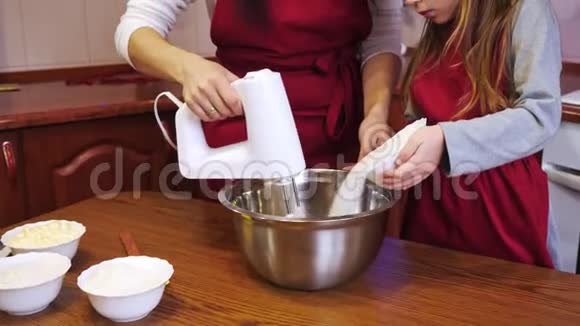 一个女儿在碗里加了一个糖妈妈用搅拌机搅拌配料视频的预览图