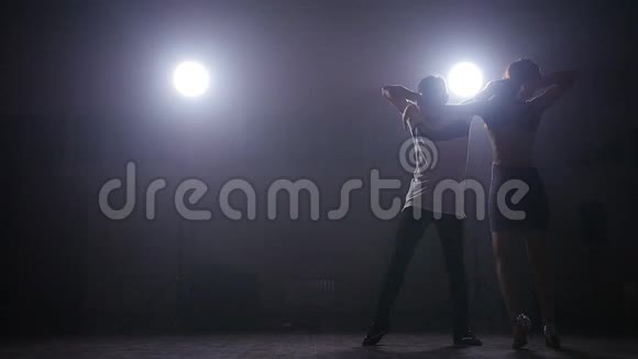巴塔塔舞者在黑暗的灯光下表演视频的预览图