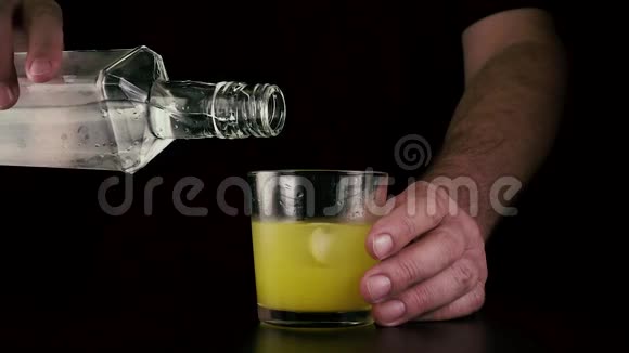 酒保把伏特加倒入一杯果汁里慢动作视频的预览图