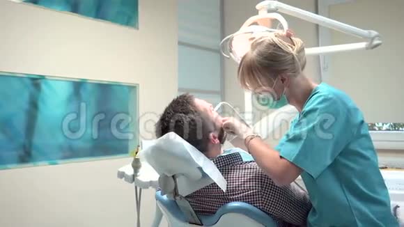 女牙医钻牙看镜头是的是的视频的预览图