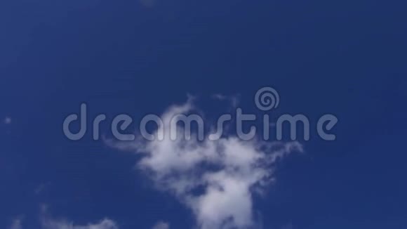 白云飘过灿烂的蓝天视频的预览图
