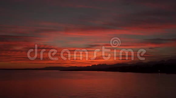 日落时太阳照亮了群山和大海视频的预览图