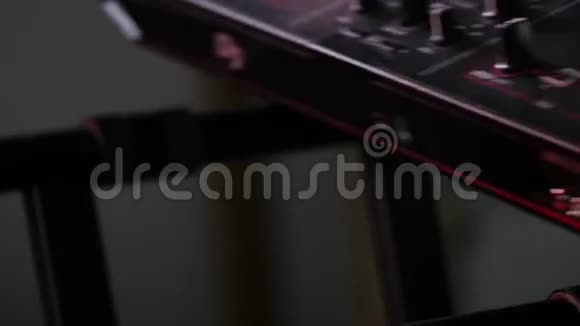 DJ把搅拌机放在支架上检查控制装置视频的预览图
