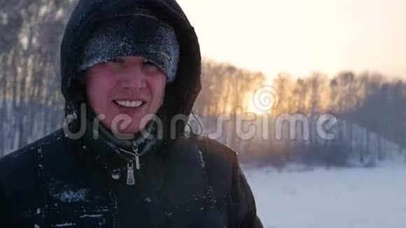 那个家伙在冬天日落时笑得很开心冬天的雪景户外视频的预览图