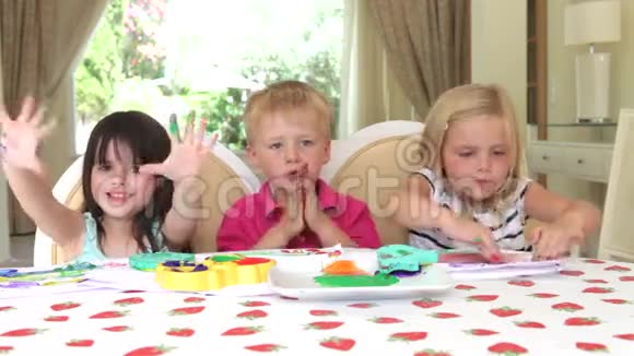 一组三个孩子坐着视频的预览图