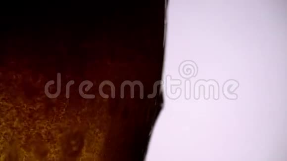 啤酒在白色背景上倒入玻璃杯缓慢运动右侧有复制空间视频的预览图