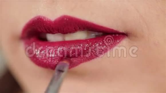 有红妆和光泽的女人嘴唇视频的预览图