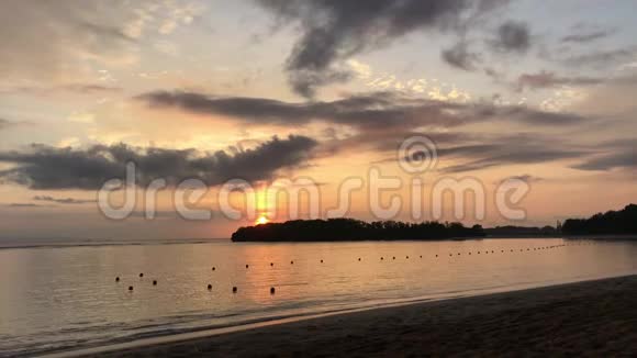 壮观的海洋日出在一个热带岛屿巴厘印度尼西亚亚洲包括声音橙色太阳海滩热带视频的预览图