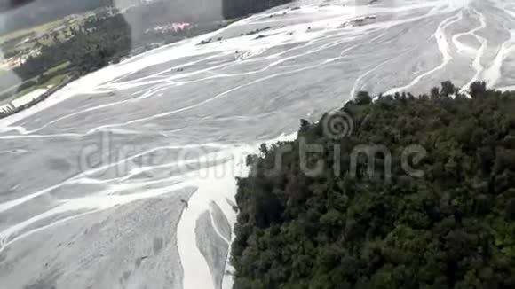 从新西兰直升机窗口俯瞰雪山冰川视频的预览图