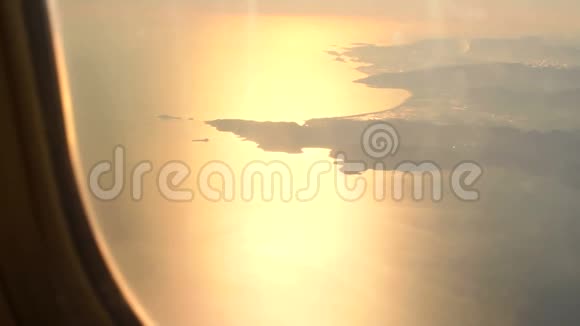 从日落和大海的飞机窗口观看视频的预览图