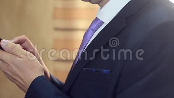 一个打电话的商人一个穿西装打领带拿着智能手机的人视频的预览图
