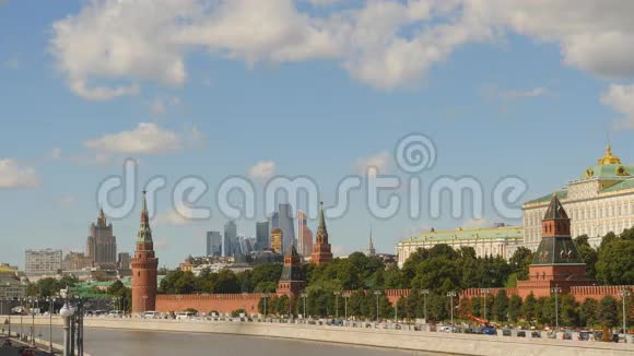 莫斯科俄罗斯2016年8月13日克里姆林宫背景下的莫斯科城市1视频的预览图