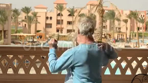 快乐的老年夫妇跳舞视频的预览图