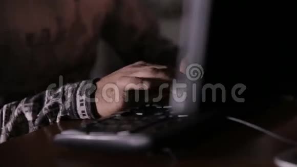 黑客用手在键盘上打字快关门视频的预览图