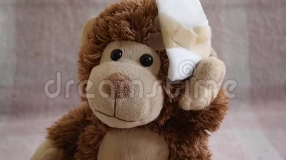 泰迪熊玩具头部受伤意外医疗视频的预览图