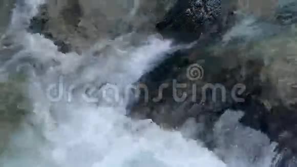 河涌过五颜六色的岩石视频的预览图