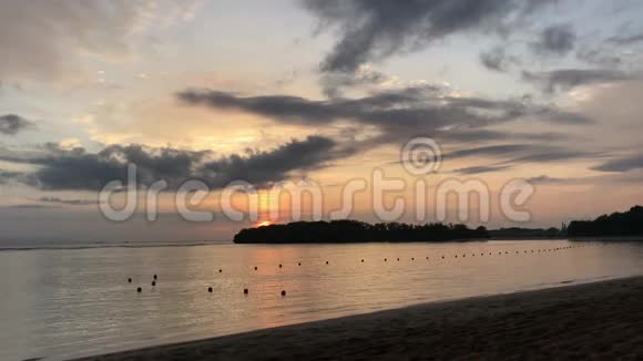 壮观的海洋日出在一个热带岛屿巴厘印度尼西亚亚洲包括声音橙色太阳海滩热带视频的预览图