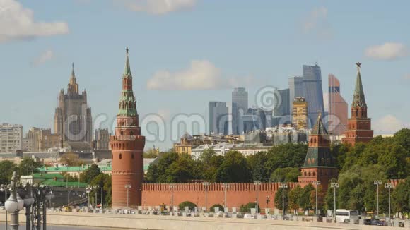 莫斯科俄罗斯2016年8月13日克里姆林宫背景下的莫斯科城市2视频的预览图