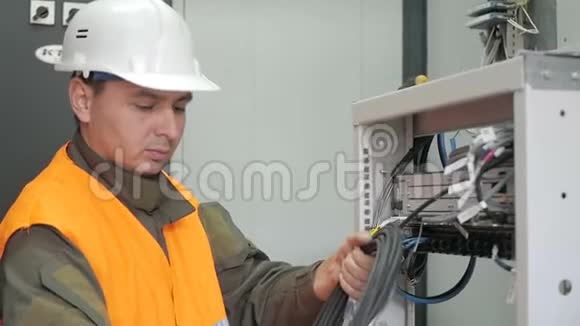 技术人员正在安装带有电缆连接的光纤视频的预览图