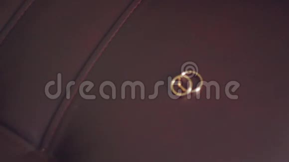 皮革表面的新娘和新郎戒指视频的预览图