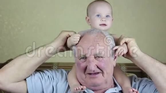 老人在玩婴儿视频的预览图