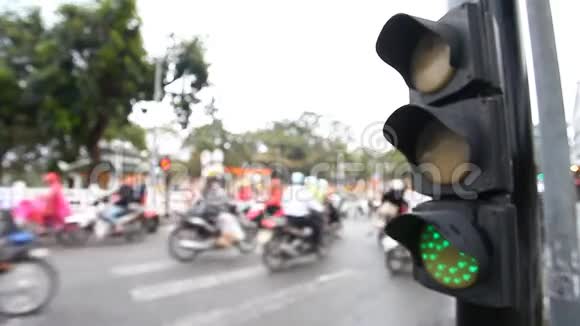 模糊的亚洲交通镜头城市交通街道混乱运动视频的预览图