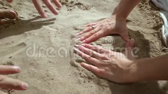 双手构成心脏双手在沙滩上形成心形视频的预览图