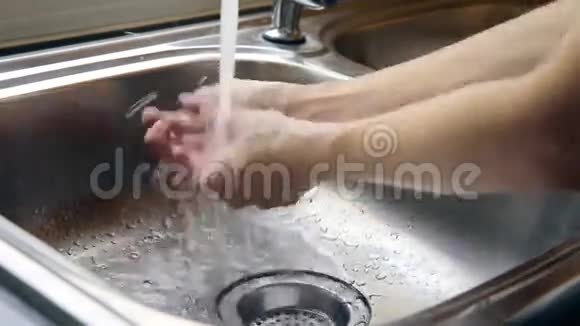 洗手在水槽里视频的预览图