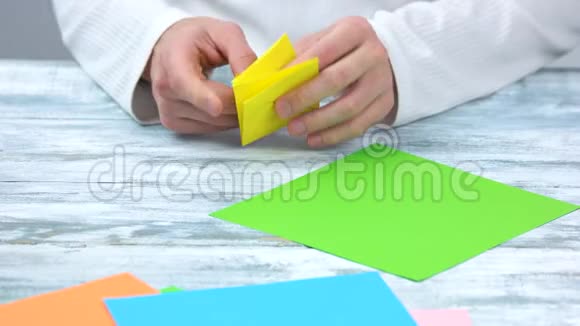 双手从纸上折叠春花视频的预览图
