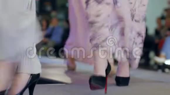 时装周采集鞋时装秀上穿高跟鞋的漂亮女腿女足上穿时髦鞋视频的预览图