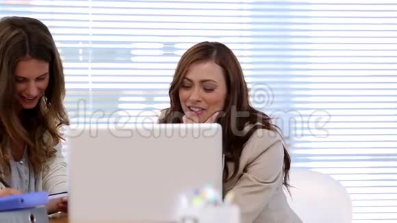 两个女人靠工作笑视频的预览图