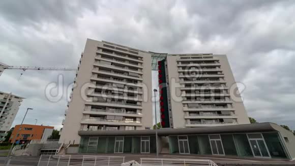 现代住宅豪华建筑从前面看随着云的移动视频的预览图