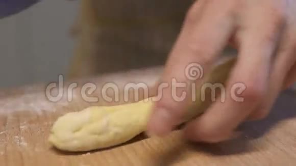 厨师把面团切成小块准备饺子乌克兰传统美食慢动作视频的预览图