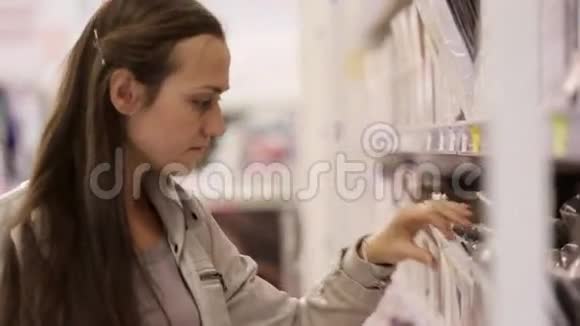 年轻的高加索女人在购物中心挑选紧身衣视频的预览图