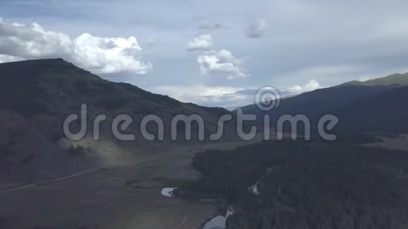 山河快速的河水俄罗斯阿尔泰视频的预览图