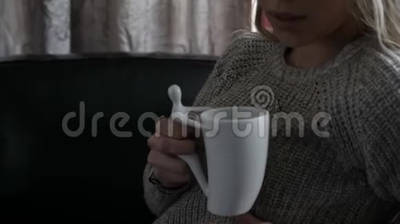 可爱的女孩在喝茶视频的预览图