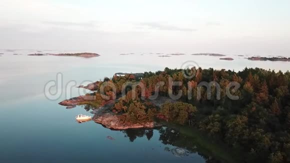 一艘小船在群岛上无人驾驶的船俯瞰芬兰海湾视频的预览图