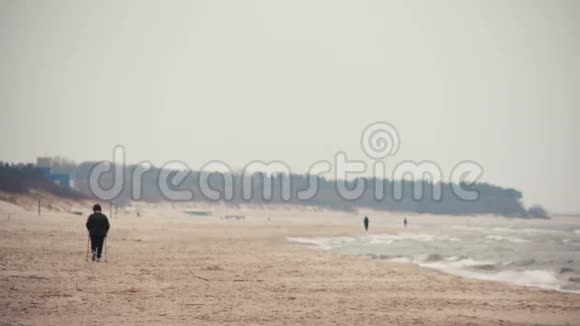 在立陶宛帕兰加的海滩上行走的北欧人娱乐活动视频的预览图
