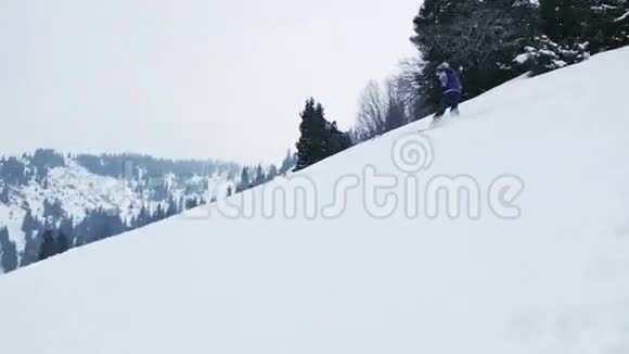 极端滑雪者的女人骑着粉末在山背国滑雪冬季活动视频的预览图